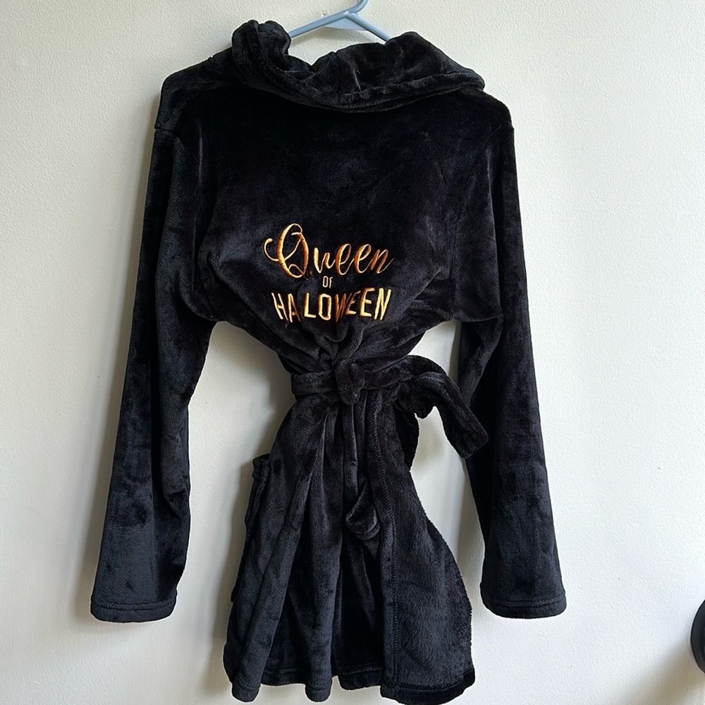 Halloween Robe (DISCOUNT SHIPPING)